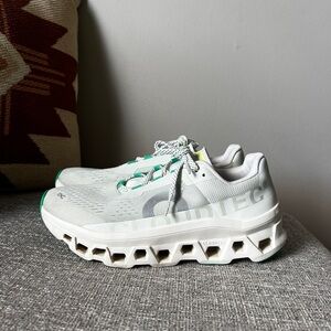 On Cloud Cloudmonster running shoes 10.5